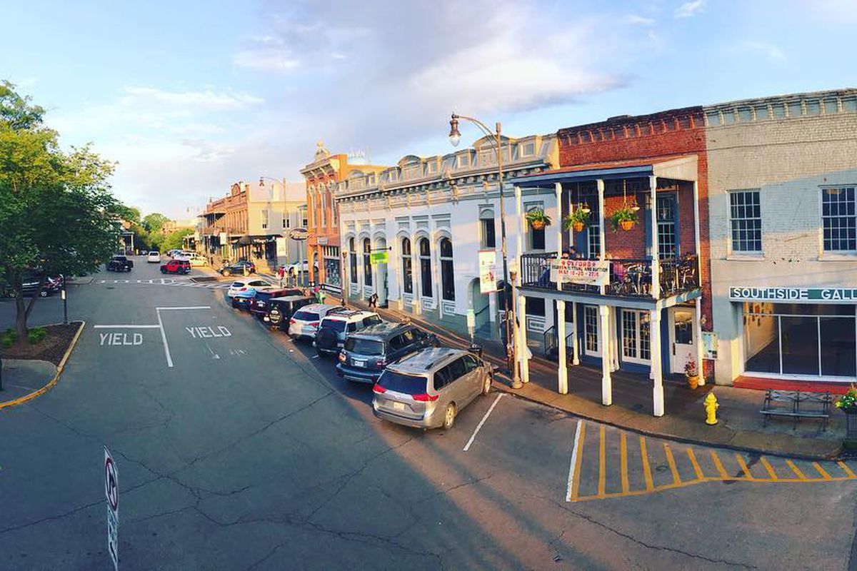 An image of the The Lafayette County Courthouse in center downtown